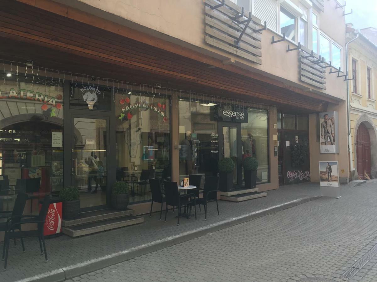 B&B Apartman Eger Esterno foto